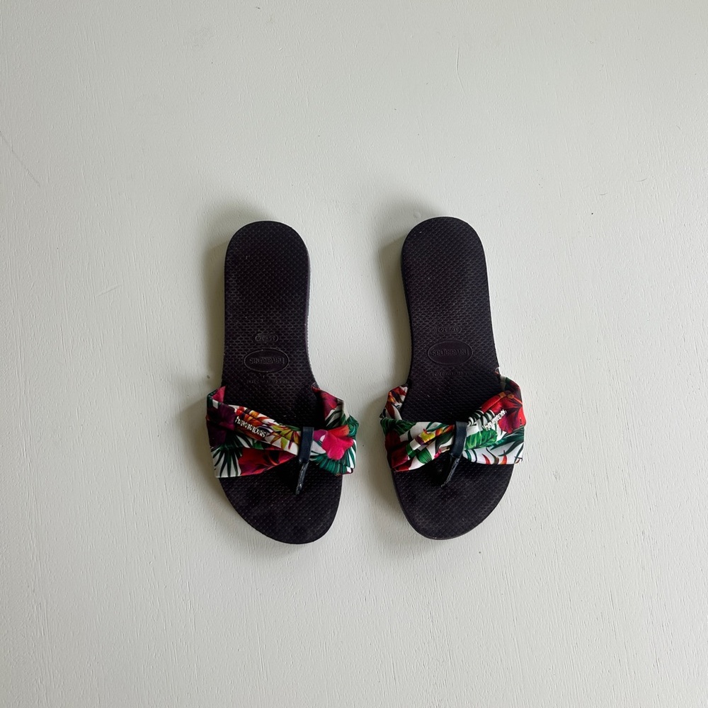 Havaianas Black and Red Sandals with Decorative Bow